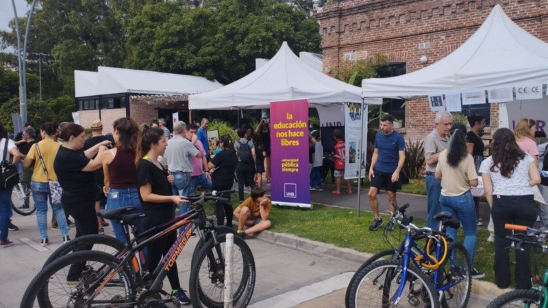 La expo UNR en Calle Recreativa.