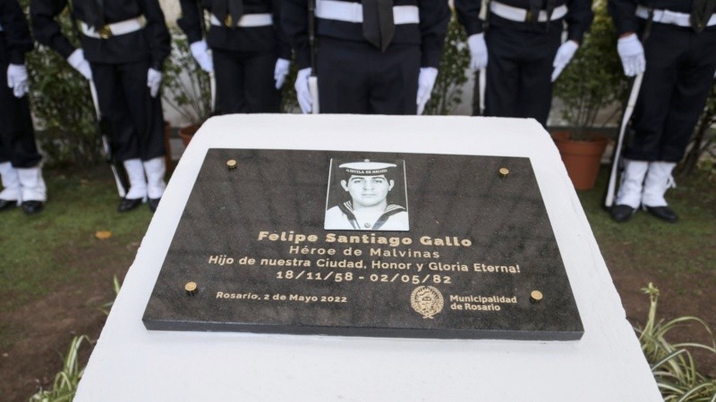 El homenaje a Felipe Gallo en el cementerio El Salvador, con la guardia de honor.