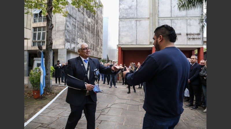 Rodolfo Cordiglia viajó desde San Juan para entregarle una foto de Felipe Gallo a su hijo Santiago.