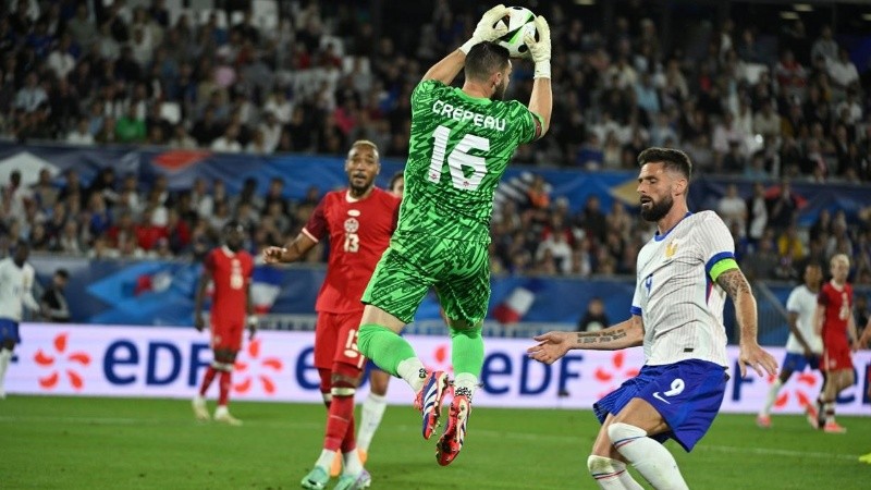 El arquero Crepeau controla ante la entrada de Giroud.