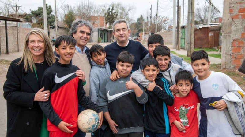 Sergio Fajardo recorrió Villa Banana junto al intendente Pablo Javkin y equipo.