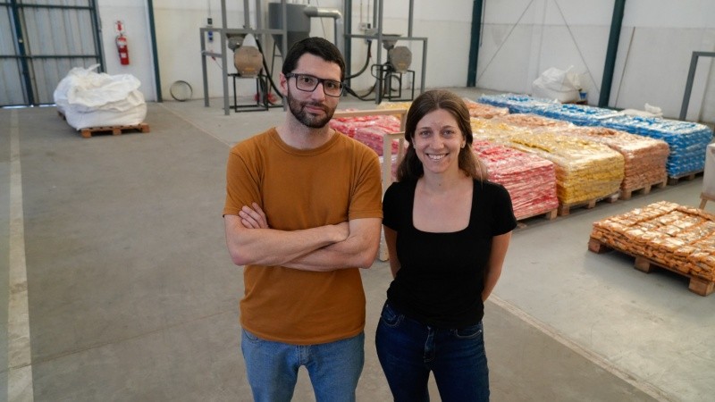 Antonio Salinas, coordinador de la EPA y la ingeniera industrial Julieta Toscano.