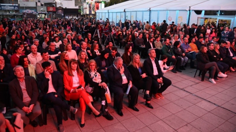 La apertura de la Feria del Libro Rosario colmada de público.