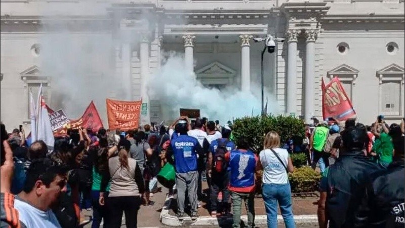 La reforma previsional se aprobó en medio del caos por los incidentes en la puerta de la Legislatura.