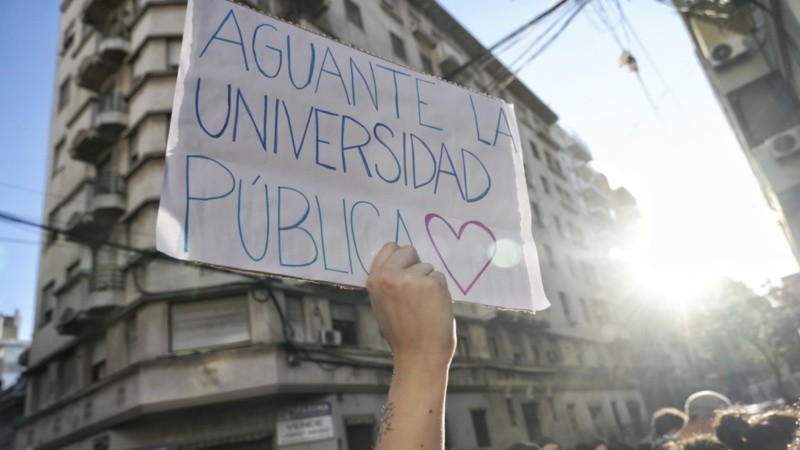 Los carteles más ingeniosos de la marcha universitaria de Rosario.