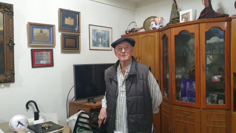 Antonio Tosca en su casa de barrio Lourdes junto a diplomas y reconocimientos por su labor en la colectividad española.