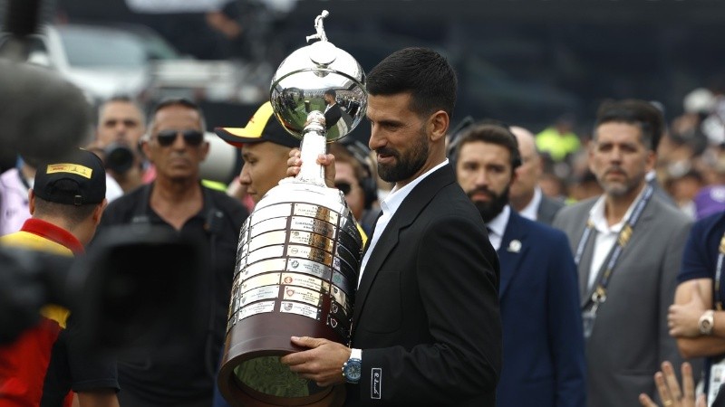 Novak Djokovic pisó el Monumental y presentó el trofeo en la final de la Copa Libertadores.