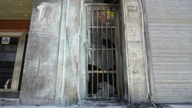 Así quedó la puerta de ingreso a la Secretaria de Niñez en Ricardone 1345.